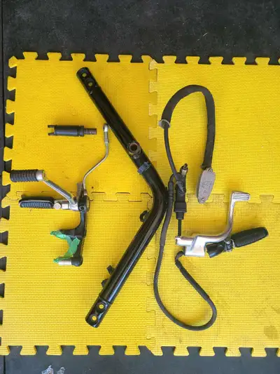 Harley davidson Vrod/Night rod mid controls with right frame rail, come off 06 vrod replaced with fo...