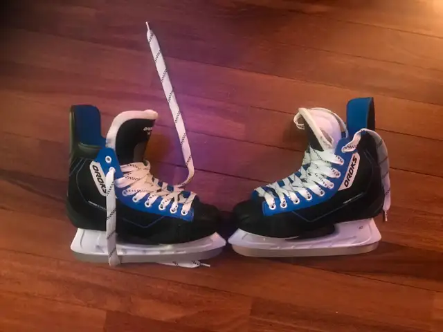 Hockey Skates/ patins de hockey 10.5 in Skates & Blades in City of Montréal - Image 2