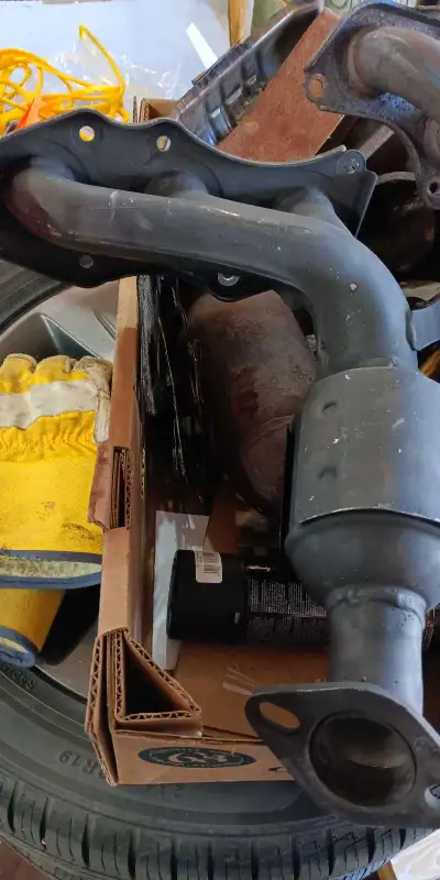 Manifolds + catalytic converters for a 2016 Toyota sienna. Bank 2 (front) is used and in decent shap...
