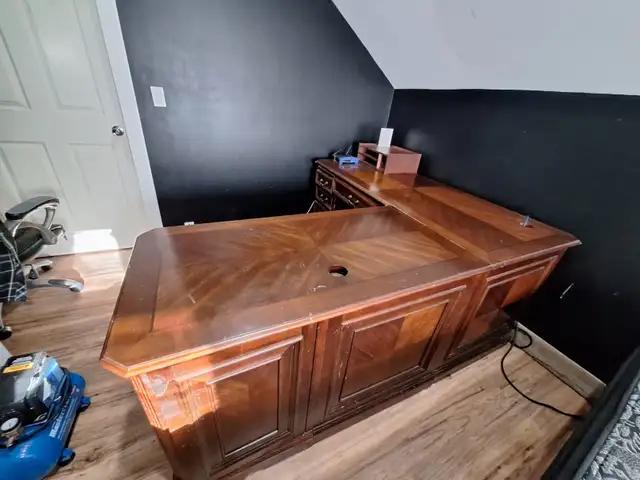Wooden L-Shaped Desk in Desks in City of Toronto - Image 4