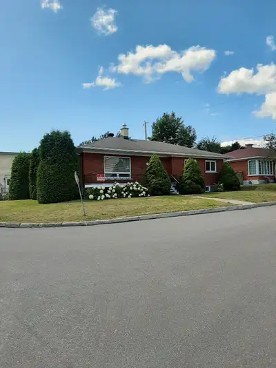Très bien située, voisine de tout services. Maison avec logement au sous-sol, le tout est meublé, so...