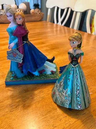 Disney princess from Frozen by Jim Shore. Prix pour les deux. État impéccable!