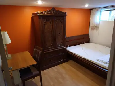 Semi basement room 5 min walk to Monk station