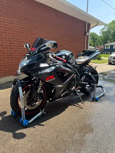 Selling my gsxr 600 In good condition for its year the only issue it has that it’s bogging a little...