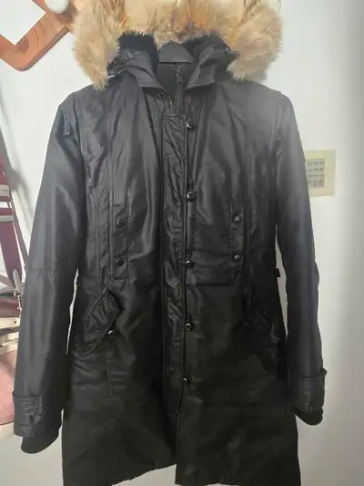 Beau manteau canada goose (Medium) Chaud Aspect, état: 9/10 Négociable Cintré/ ajusté