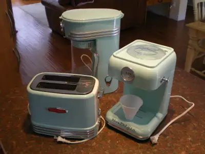 Ensemble d’appareils ménagers style années 50, View more