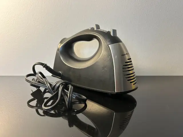 Hamilton Beach 6-Speed Hand Mixer w/ Case, Black in General Electronics in Oshawa / Durham Region - Image 4