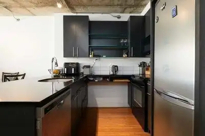Appartements 3 1/2 MEUBLÉS à louer à proximité de l'ETS au coin de notre dame ouest, Internet INCLUS...