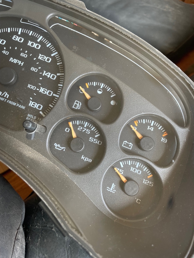 1999-2002 gmc / Chevrolet instrument cluster in Auto Body Parts in Brantford - Image 3