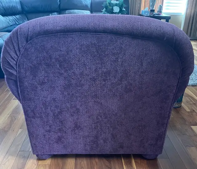 Oversized Burgundy Accent Chair with Pillow in Chairs & Recliners in Ottawa - Image 3