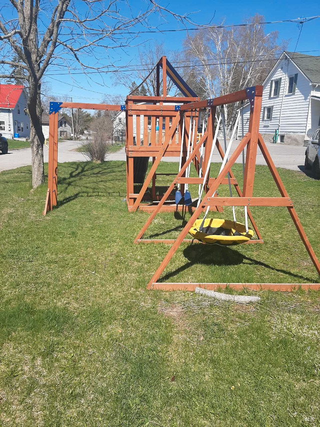 Backyard play structure in Outdoor Décor in Napanee - Image 3