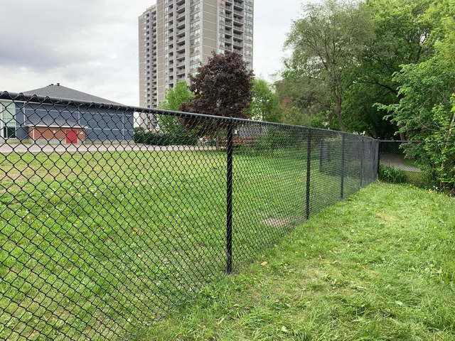 Professional Chain Link Fence Installation in Fence, Deck, Railing & Siding in Ottawa - Image 10
