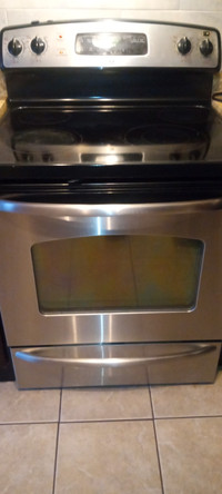 GE Glass the 30 inch shelf clean stove in very good condition 