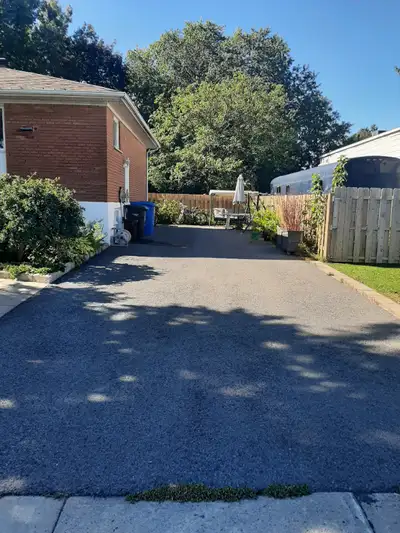 Bonjour, j'ai un gros stationnement à louer du 1 mai au 1 sept 2025, 350$ chacun,auto,camionnette,pe...