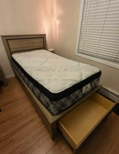 Twin bed Kingsdown matress. Kept very well and clean, always used with layers of cover to preserve t...