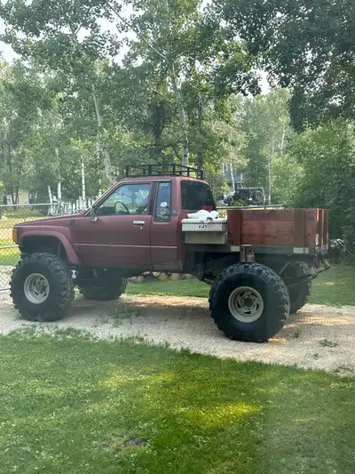 1988 toyota xtra cab pickup truck for sale has solid front axle manual locking hubs solid rear diff...