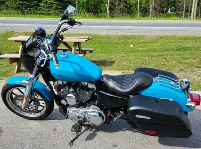 Belle Harley sportster 1200t, bleu Miami blue, Suspension baisser, poignée hape Anger, fairing, Femm...