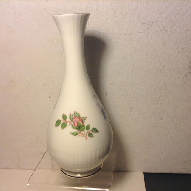 Aynsley Fine English Bone China Wild Tudor Hand Painted Vase in Arts & Collectibles in Vancouver - Image 2