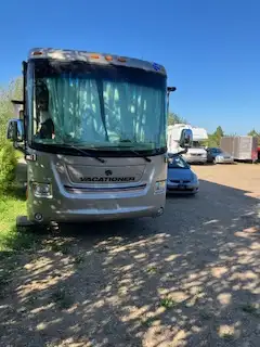 Amazing deluxe home on wheels, separate bedroom, bathroom. Double fridge freezer, convection microwa...