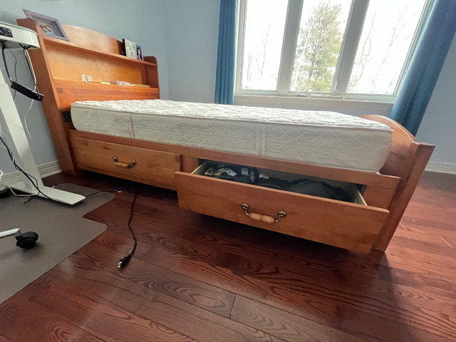Bedroom furniture set in Multi-item in Ottawa