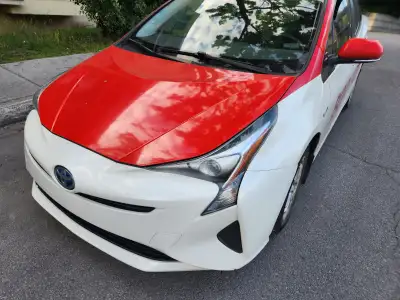 Voiture Toyota Prilus à louer avec Champlain. Équipée avec tous les outils nécessaires de travail. 5...