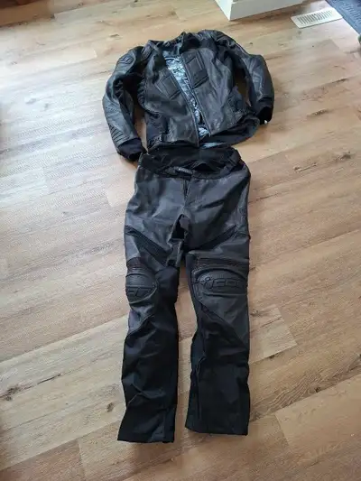 This pre-owned Icon leather motorcycle suit offers premium protection and style for your next ride....
