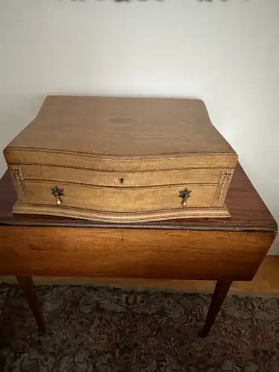 SOLID MAHOGANY CIRCA 1910 23 1/2 INCHES WIDE 16 1/2 INCHES DEEP 7 1/2 INCHES HIGH HINGED TOP WITH ON...