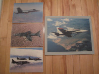 4 photos laminées d'avions de combat.