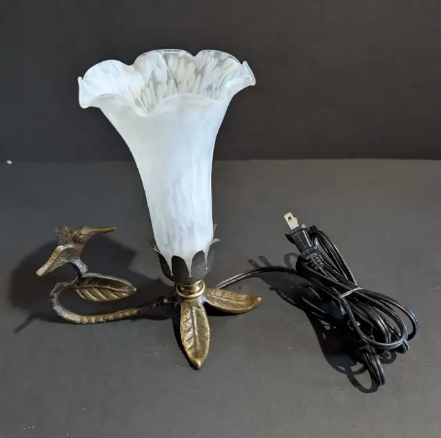 Vtg Hummingbird Table Lamp Glass Lily  Shade Bronze Base 8" in Indoor Lighting & Fans in Charlottetown - Image 11