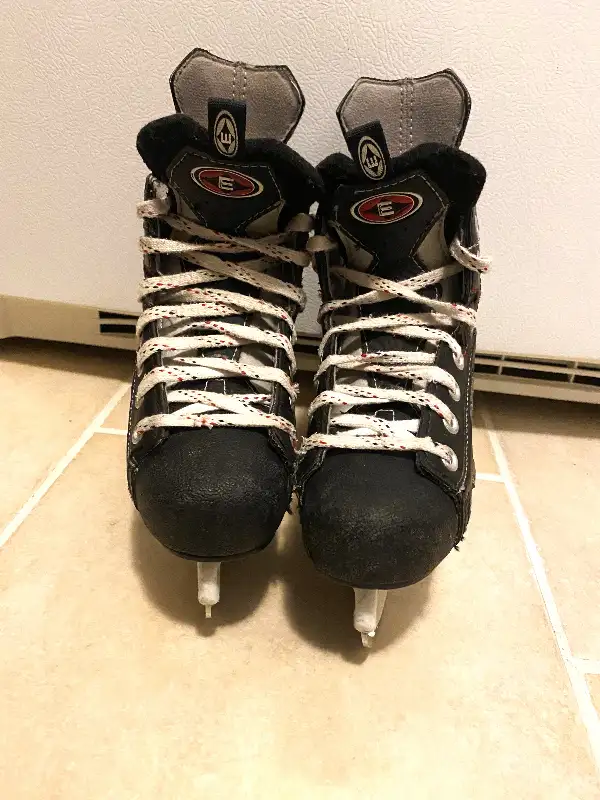 Easton Hockey Skates Size 13.5Y Patins. in Skates & Blades in City of Montréal - Image 4
