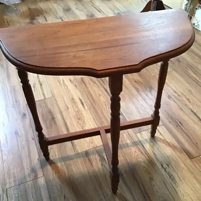 Accent Table in Other Tables in Ottawa - Image 3