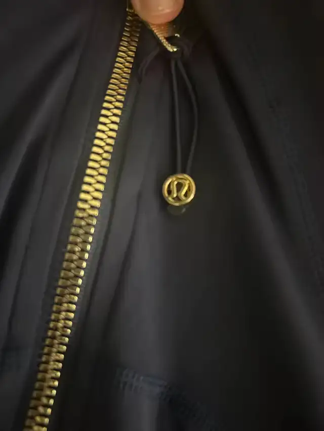 Lululemon Define Jacket Gold Zipper in Women's - Tops & Outerwear in Laval / North Shore - Image 4
