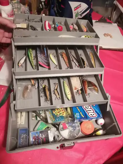 coffre a peche 150$ bin plein beaucoup de rapala aubaine, View more