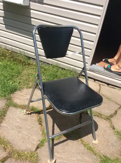 CHAISE PLIANTE EN CUIRETTE  NOIR ET METAL TRÈS SOLIDE, View more