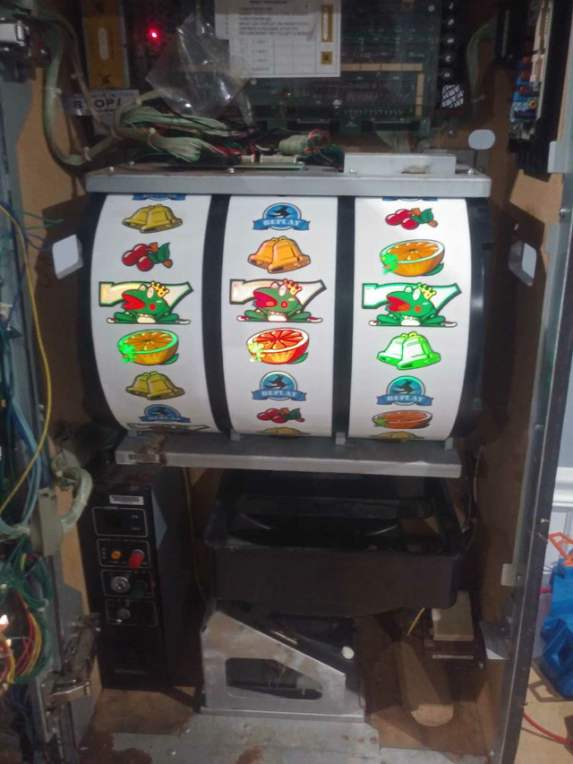 Slot machine in Toys & Games in Kingston - Image 3