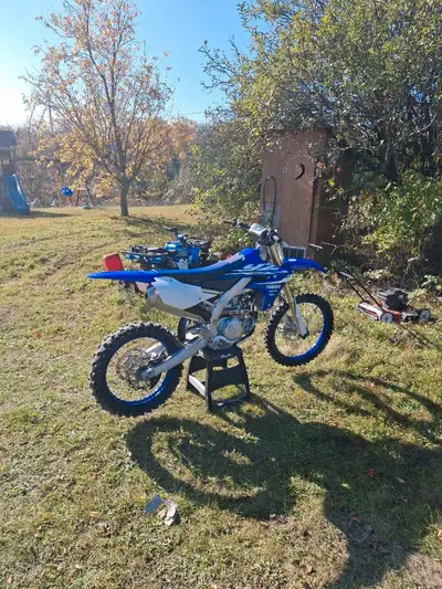 2018 Yamaha yz450f ridden by a 50 year old rider on the trails in campbellford. This machine was bar...