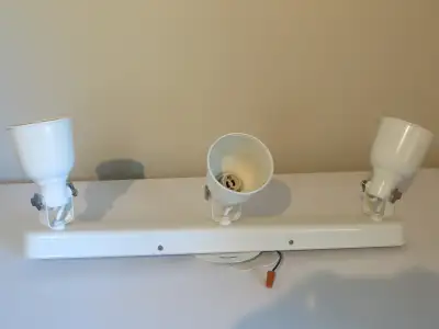 Luminaires blancs sur rail, View more