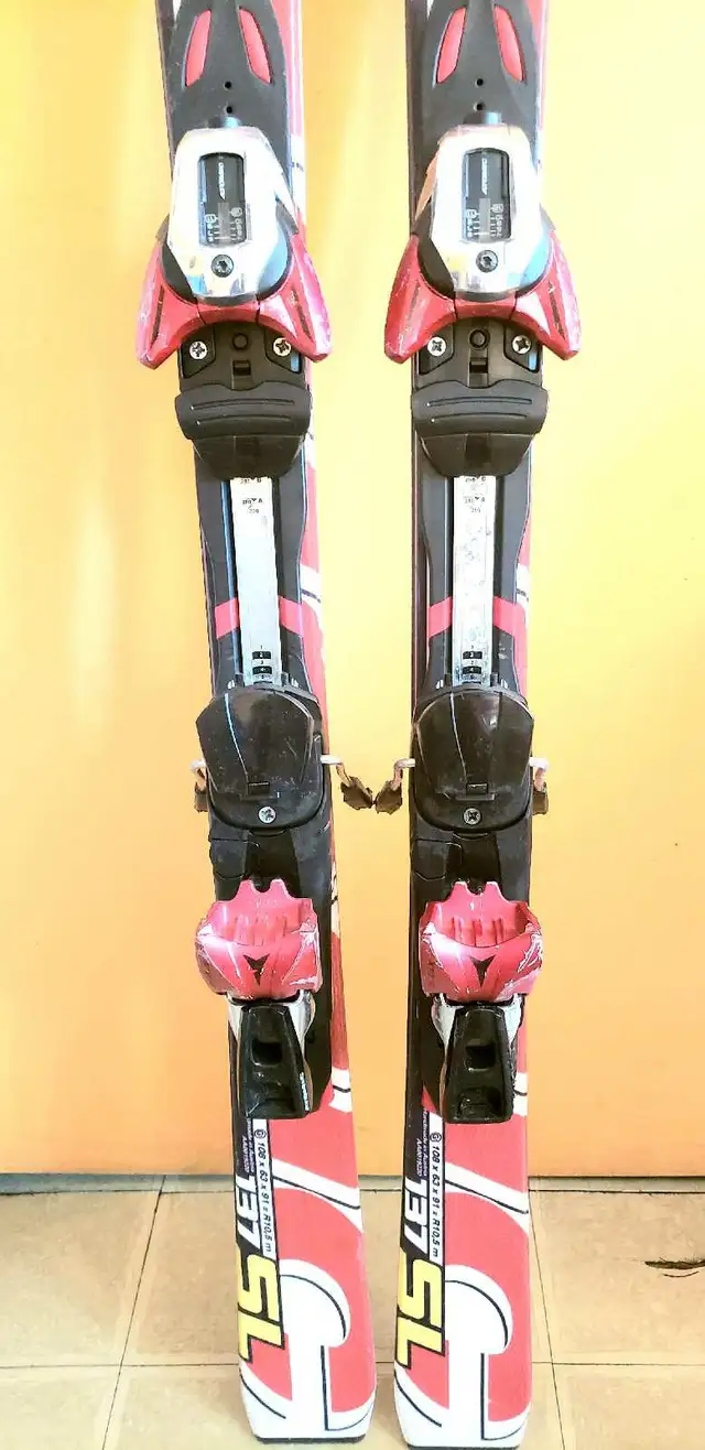 Skis alpin  atomic race 12 SL. Taille 137 CM. in Ski in City of Montréal - Image 7