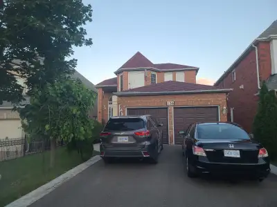 4 Bedrooms,3 Bathrooms house available near Brampton Hospital