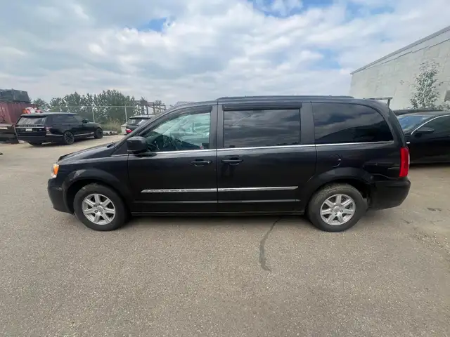 2011 Chrysler Town & Country 4dr Wgn Limited in Cars & Trucks in Edmonton - Image 5