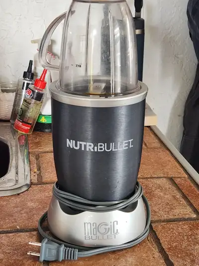 Salut!! J'ai plusieurs machines de cuisine à vendre ! Le tout fonctionnel ! 2 mijoteuses (une avec 2...
