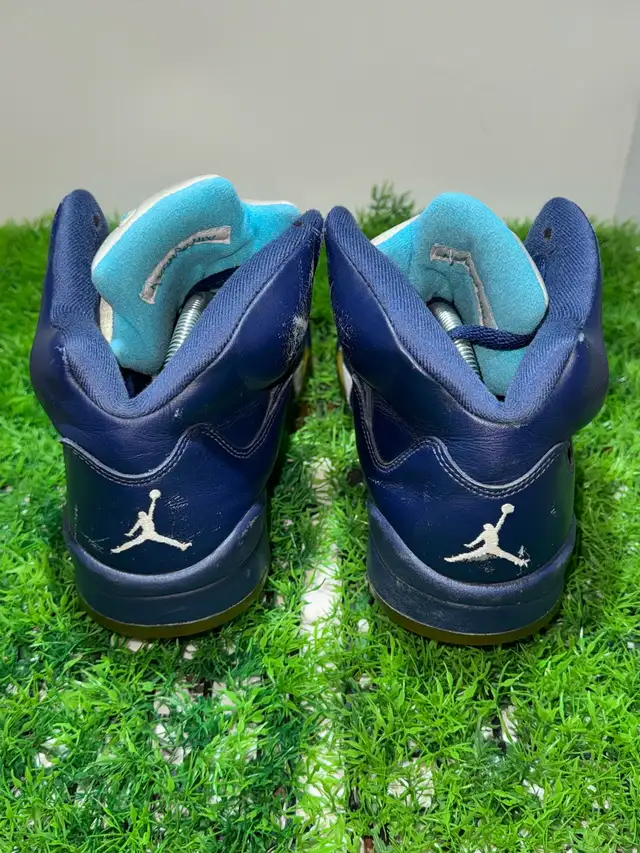 Size 10 - Air Jordan 5 Pre-Grape  in Men's Shoes in Mississauga / Peel Region - Image 5