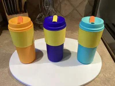 Tupperware tasses à café $5. Ch, View more