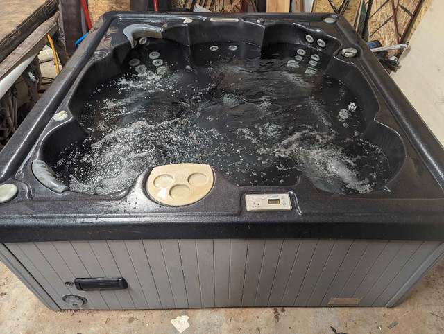 Hot tub  in Hot Tubs & Pools in Charlottetown