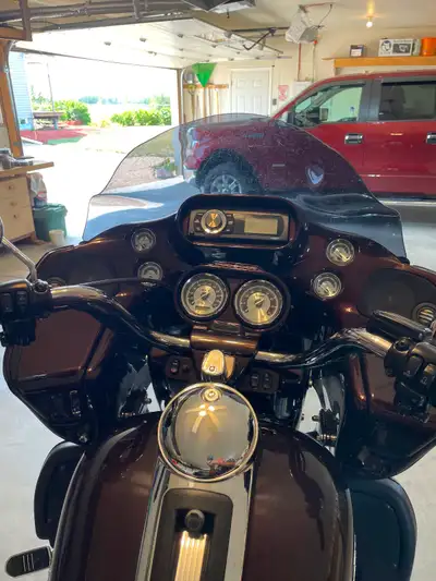 FLTRU Road Glide ultra. Original owner, Vance n Hines Header and rounds. Vance n Hines programmable...
