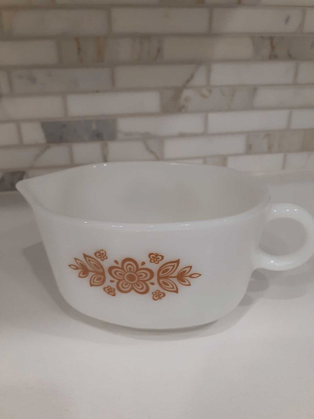 PYREX Gold Butterfly Gravy Boat and Creamer in Kitchen & Dining Wares in City of Toronto - Image 2