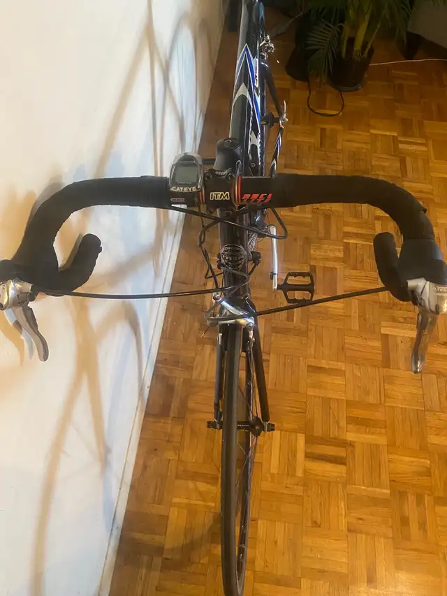 Trek 5000 OCLV Carbon Road Bike in Road in City of Toronto - Image 5