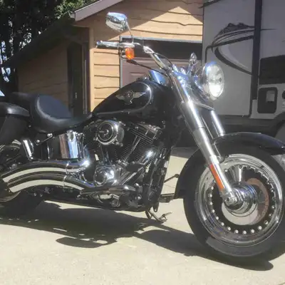 2015 HD Fatboy, 20000 kms one owner since new, new tires put on last week (Bridgestone Battlecruise)...