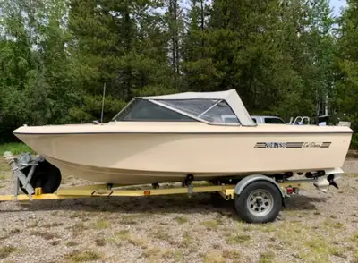 This is a classic 1976 CALGLASS 17’ boat, boasting a 120 HP inboard engine, family owned & garage ke...