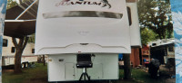 2009 Quantum fifth wheel Trailer with 4 tip outs